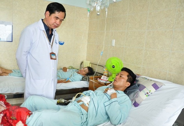 Gắp và hút trên 800 con sán lá gan trong ống mật của bệnh nhân - 1 Bệnh nhân T.N.T đang được điều trị, phục hồi chức năng tại Bệnh viện đa khoa Đồng Nai. (Ảnh: Lê Xuân/TTXVN)