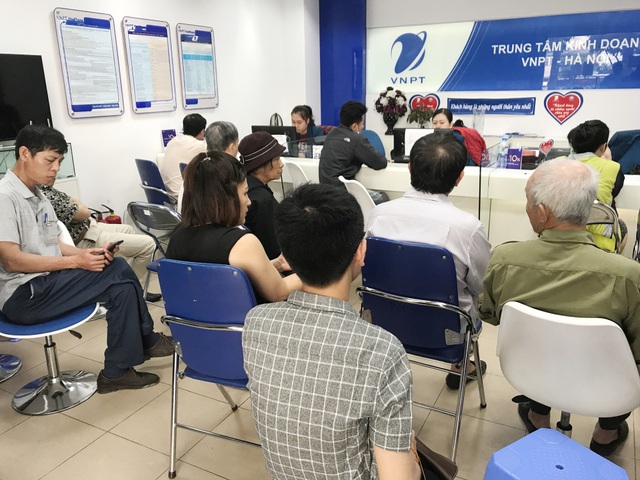 Hà Nội: Người dân mệt mỏi đi bổ sung thông tin cá nhân cho thuê bao - 13
Một cơ sở của Vinaphone trên đường Huỳnh Thúc Kháng, Hà Nội ghi nhận lượng khách đáng kể đang chờ đợi.