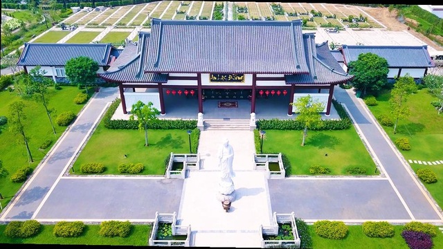 Công viên nghĩa trang Sài Gòn - Thiên Phúc tổ chức đại lễ tiết thanh minh 2018 - 2 Hàng ngàn các thân nhân và bà con Phật tử gần xa đã về dự Đại lễ, khung cảnh thân nhân đi tảo mộ trong Công viên không khác một ngày hội lớn.