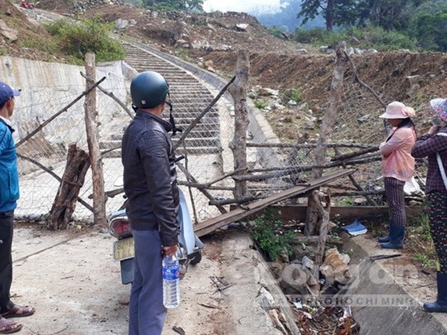 Căng thẳng săn "chuột quý tộc" ở Kon Tum - 4 Từ phía dưới núi đã có cổng ngăn không cho người lên trên vườn sâm