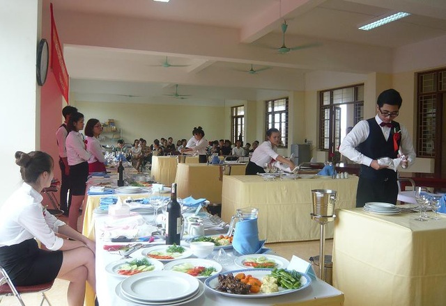 Trường Cao đẳng Du lịch và Thương mại thông báo tuyển sinh năm 2018 - 3
Sinh viên Nhà trường đang thực hiện bài thi hết môn trong Phòng thực hành bàn; bar.