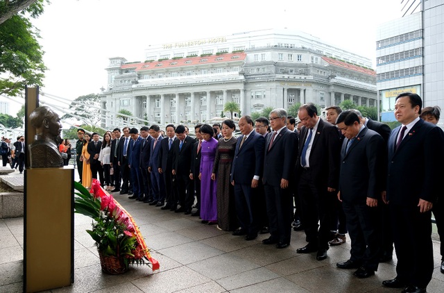 Thủ tướng thăm gian hàng Việt Nam tại Hội chợ FHA 2018 - 4 Thủ tướng Nguyễn Xuân Phúc cùng Đoàn Cấp cao Việt Nam dâng hoa tại Tượng đài Bác Hồ. Ảnh: VGP/Quang Hiếu