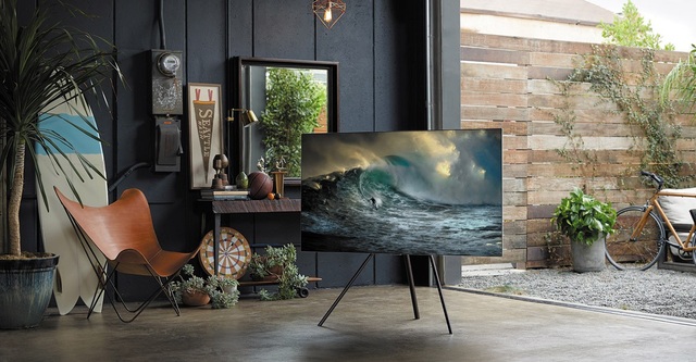 3 điểm nhấn “đáng tiền” của TV Samsung QLED 2018 - 4 Bên cạnh sở hữu hàng loạt các tính năng và công nghệ trong việc cải thiện chất lượng hiển thị, QLED 2018 cũng loại bỏ hoàn toàn các tình trạng gây khó chịu cho người dùng (còn tồn tại trên nhiều mẫu TV hiện nay, ngay cả những mẫu TV thông minh cao cấp).