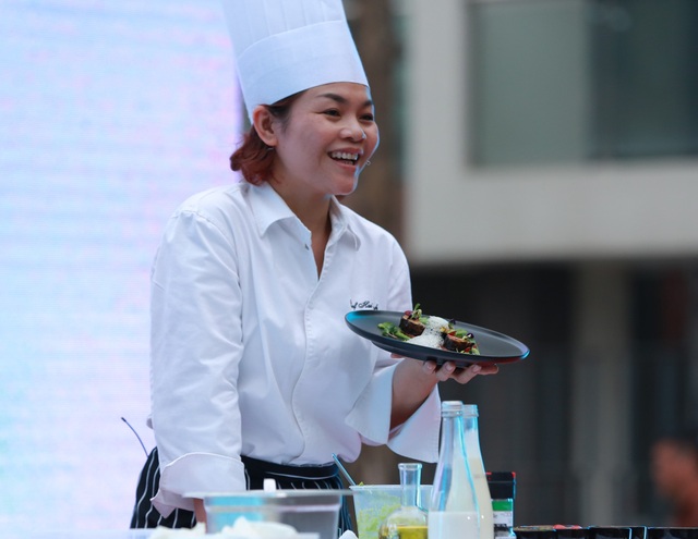 Thành công tại Hà Nội, Lễ hội văn hoá và ẩm thực châu Á “thừa thắng” đến Hạ Long - 5
Ngôi sao nữ duy nhất trong giới đầu bếp tham dự lễ hội 2018 - Dương Hải Anh