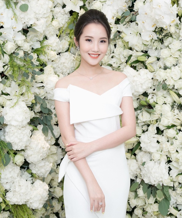 Nhã Phương xinh đẹp đọ dáng cùng bạn gái Phan Thành - 6 Hotgirl Primmy Trương bạn gái hiện tại của thiếu gia Phan Thành tên thật là Trương Minh Xuân Thảo, sinh năm 1992 và là con gái Hiệu trưởng trường phát triển cá nhân & đào tạo tài năng John Robert Powers Việt Nam. Đây cũng là ngôi trường được mệnh danh chỉ dành cho “con nhà giàu” và Xuân Thảo là quản lý tài chính tại ngôi trường của mẹ mình.