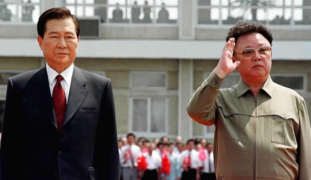 Hành trang Tổng thống Hàn Quốc mang theo tới bàn đàm phán với ông Kim Jong-un - 2 Cố lãnh đạo Kim Jong-il và cố Tổng thống Kim Dae-jung (trái) trong cuộc gặp tại Bình Nhưỡng năm 2000 (Ảnh: Getty)