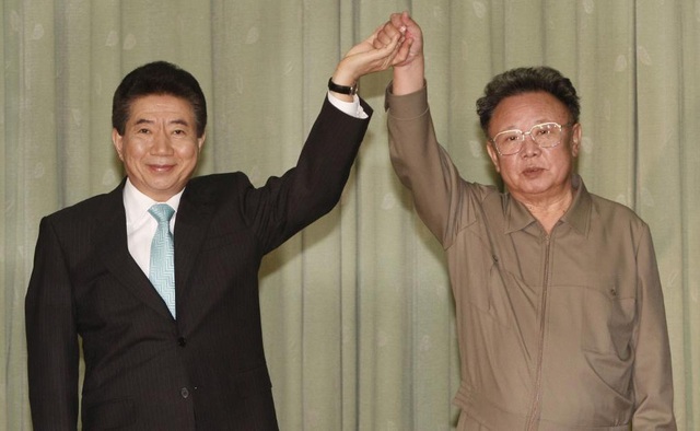 Hành trang Tổng thống Hàn Quốc mang theo tới bàn đàm phán với ông Kim Jong-un - 3 Hai cố lãnh đạo Roh Moo-hyun (trái) và Kim Jong-il nắm tay khi gặp mặt tại Bình Nhưỡng năm 2007 (Ảnh: Getty)