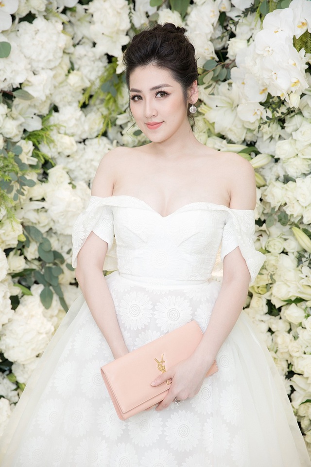 Nhã Phương xinh đẹp đọ dáng cùng bạn gái Phan Thành - 9 Á hậu Tú Anh khoe thân hình ngày càng tròn trịa và vòng 1 gợi cảm