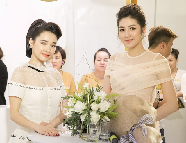 Nhã Phương xinh đẹp đọ dáng cùng bạn gái Phan Thành - 8 Nhã Phương đọ dáng bên á hậu Tú Anh