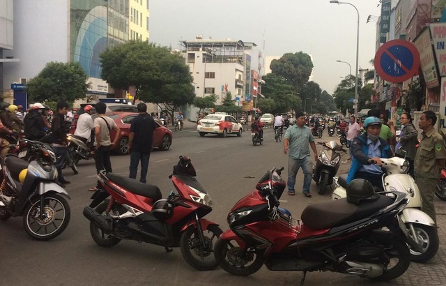 Khẩn trương truy bắt nhóm đâm chết người sau va chạm giao thông - 1 Hiện trường vụ va chạm giao thông dẫn đến án mạng