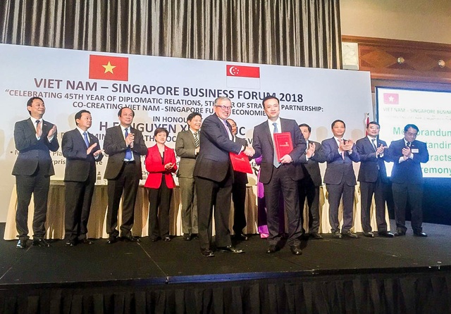 Vietcombank ký kết thỏa thuận hợp tác với Liên đoàn doanh nghiệp Singapore (SBF) - 1 Đại diện Vietcombank, ông Phạm Quang Dũng – Tổng Giám đốc (hàng đầu, bên phải) và đại diện SBF, ông Ho Meng Kit – Giám đốc điều hành ký kết thỏa thuận hợp tác giữa hai bên.