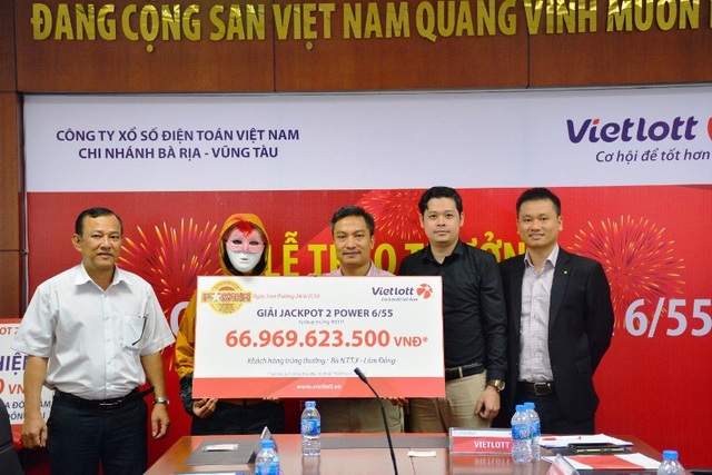 Ăn mặc kín như “Ninja” để lãnh gần 67 tỷ đồng tiền trúng số - 2 Bà X. nhận thưởng giải Jackpot 2 trị giá gần 67 tỷ đồng trong trang phục áo khoác trùm kín và đeo mặt nạ.