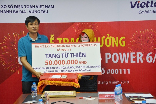Ăn mặc kín như “Ninja” để lãnh gần 67 tỷ đồng tiền trúng số - 3 Chủ nhân giải thưởng gần 67 tỷ đồng trao 150 triệu đồng cho các chương trình từ thiện và an sinh xã hội.