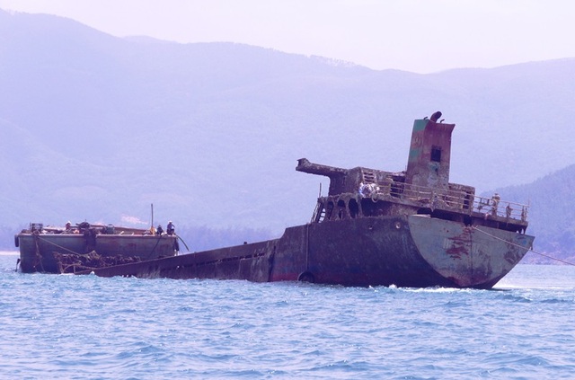 
Tàu Hoa Mai 68 được giải cứu sau 6 tháng chìm ở vịnh Quy Nhơn.
