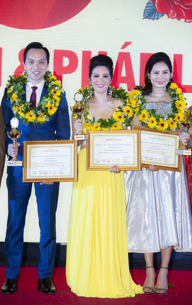 Ca sĩ Đinh Hiền Anh lộng lẫy nhận giải Doanh nhân đa tài - 1 Nữ ca sĩ của dòng nhạc dân gian – trữ tình còn vinh dự nhận giải “Doanh nhân đa tài”.