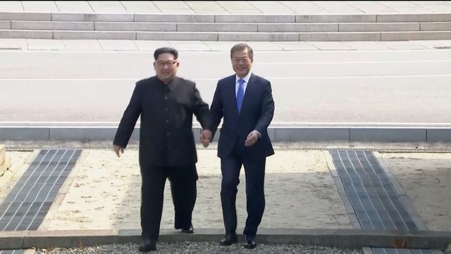 Ông Kim Jong-un: "Tôi muốn viết nên chương mới trong quan hệ liên Triều" - 18
Với việc bước qua ranh giới, ông Kim Jong-un trở thành nhà lãnh đạo Triều Tiên đầu tiên đặt chân lên lãnh thổ Hàn Quốc