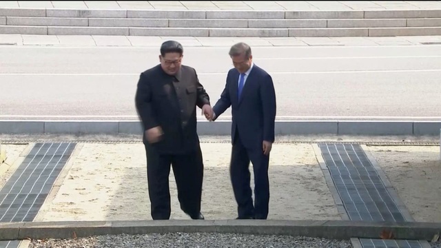 Ông Kim Jong-un: "Tôi muốn viết nên chương mới trong quan hệ liên Triều" - 17
Hai nhà lãnh đạo Hàn - Triều bắt tay nhau bước qua ranh giới chia cắt hai miền Triều Tiên