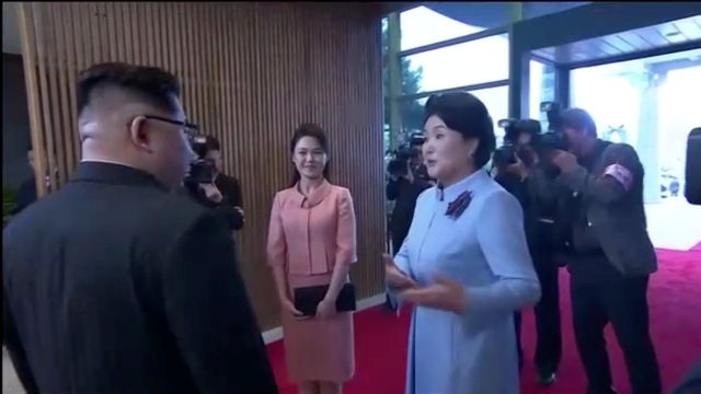 Đệ nhất phu nhân Hàn - Triều lần đầu gặp gỡ - 8
Bà Kim Jung-sook trò chuyện với nhà lãnh đạo Triều Tiên Kim Jong-un.