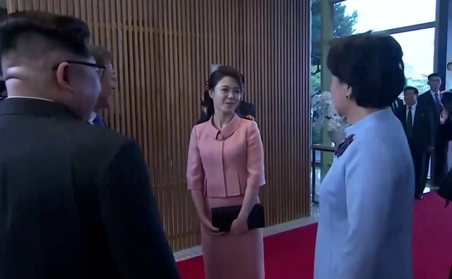 Đệ nhất phu nhân Hàn - Triều lần đầu gặp gỡ - 6
Đây không phải lần đầu tiên bà Ri Sol Ju đến Hàn Quốc. Vào năm 2005, bà Ri được cho là từng tới Hàn Quốc trong vai trò thành viên đội cổ động Triều Tiên tại Thế vận hội châu Á ở thành phố Incheon.