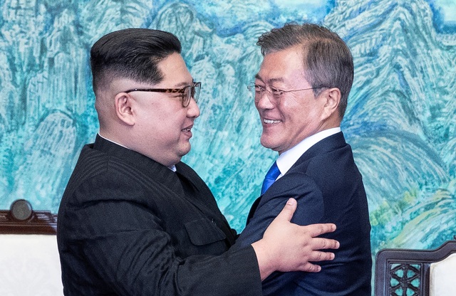 Tổng thống Hàn Quốc sẽ thăm Bình Nhưỡng vào mùa thu - 1
Tổng thống Hàn Quốc Moon Jae-in và nhà lãnh đạo Triều Tiên Kim Jong-un tại cuộc họp báo chiều ngày 27/4 (Ảnh: Reuters)