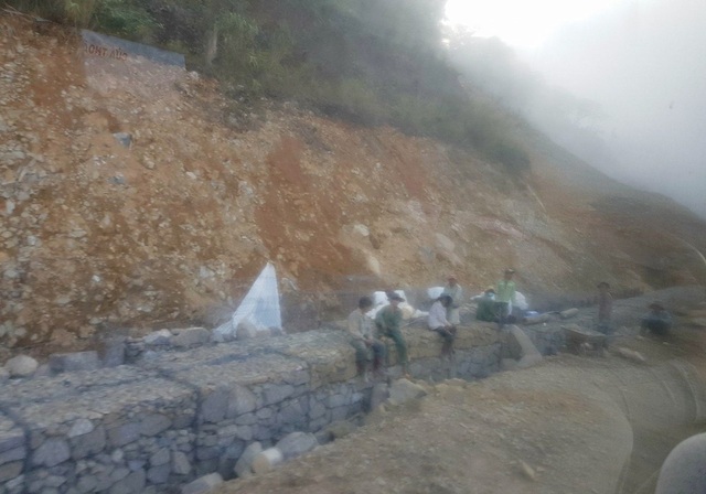 Đá “khủng” 400 m3 rơi từ núi cao xuống đường - 2 Hiện nay trên đường Nha Trang - Đà Lạt có khoảng 10 điểm sạt lở và đang được khắc phục, sửa chữa