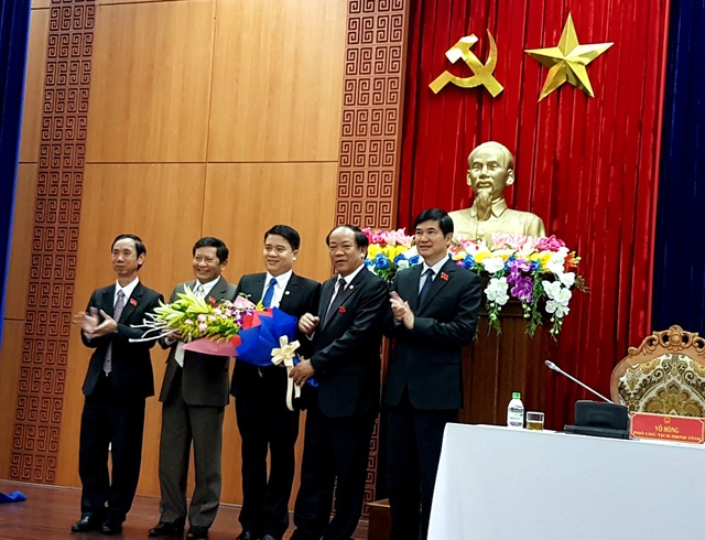 Quảng Nam bầu Phó Chủ tịch tỉnh 39 tuổi - 1
Ông Trần Văn Tân (giữa) được bầu giữ chức Phó Chủ tịch tỉnh Quảng Nam.