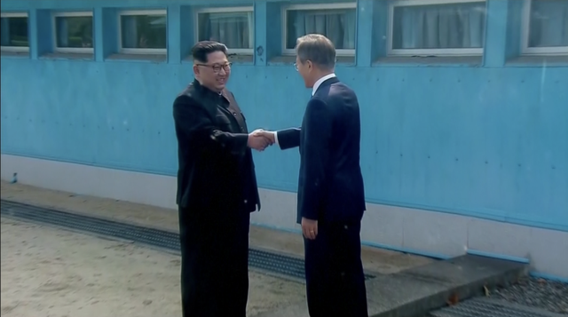 Ông Kim Jong-un: "Tôi muốn viết nên chương mới trong quan hệ liên Triều" - 22
Hai nhà lãnh đạo bắt tay nhau. (Ảnh: BBC)