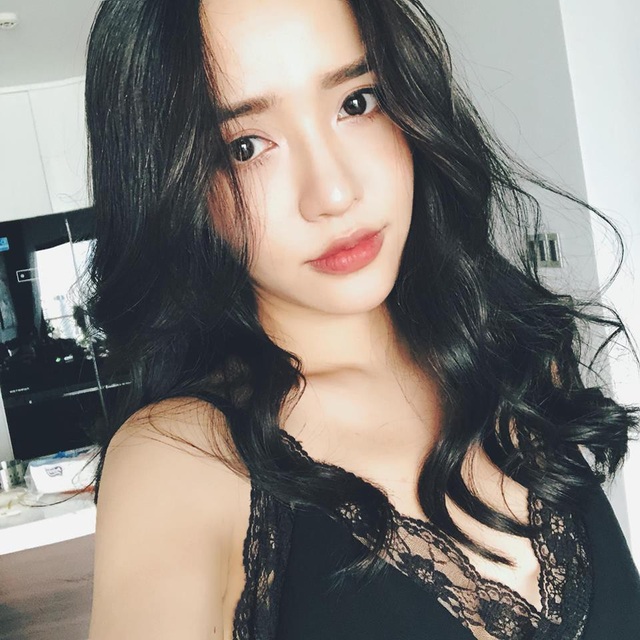 Hoa hậu Kỳ Duyên khoe "bầu 5 tháng"; Elly Trần diện đồ "kín bưng" vẫn khiến "nhức mắt" - 5 Ca sĩ Bích Phương với nhan sắc ngày càng khác lạ của mình, cô ghi tâm trạng vô cùng hài hước về vòng 1 khiêm tốn của mình: Ốc đậu bờ rào nhưng vẫn mặc áo 2 dây phô bày ra hẳn 1 sân bóng phẳng lặng như tờ, anh đây tự chấm mình 10 điểm tự tin.