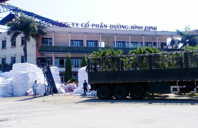 Dân “kể tội” nhà máy đường xả thải ra sông - 2 Công ty CP Đường Bình Định đang bị cơ quan chức năng yêu cầu dừng sản xuất để khắc phục ô nhiễm môi trường.