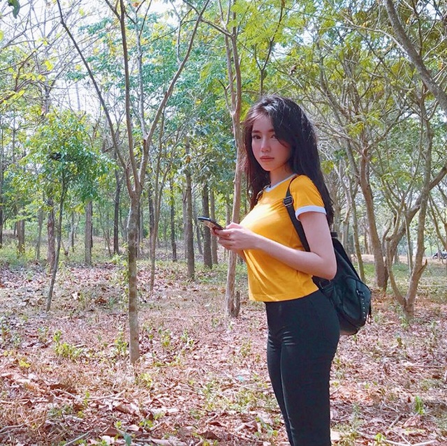 Hoa hậu Kỳ Duyên khoe "bầu 5 tháng"; Elly Trần diện đồ "kín bưng" vẫn khiến "nhức mắt" - 7
Elly Trần gây bất ngờ với hình ảnh mặc đồ kín bưng nhưng vẫn lộ vòng 1 khủng của mình.