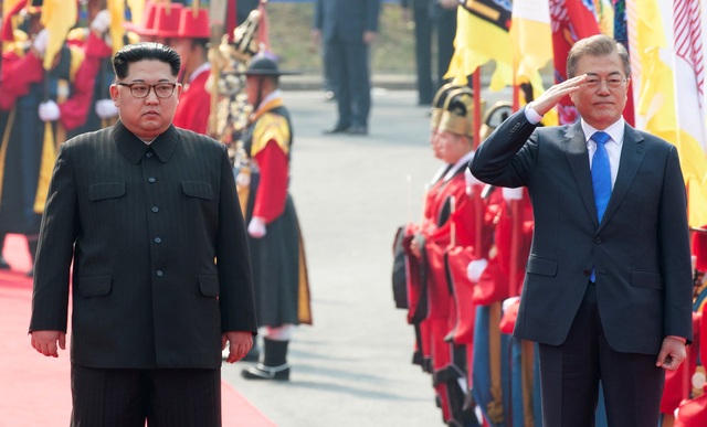 Ông Kim Jong-un bước chân qua ranh giới liên Triều - 11 Đây là hội nghị thượng đỉnh đầu tiên giữa Triều Tiên và Hàn Quốc kể từ năm 2007 đến nay.