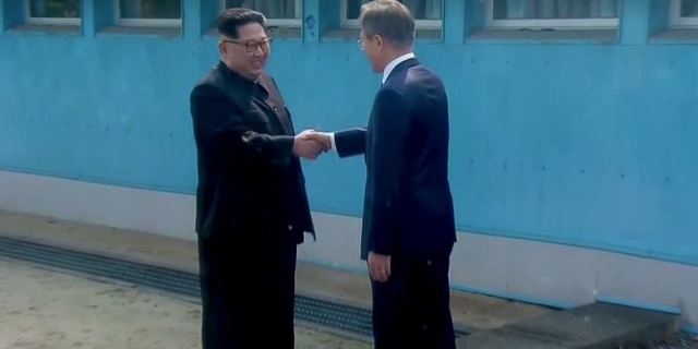 Khoảnh khắc bắt tay lịch sử của hai nhà lãnh đạo Hàn - Triều - 1
Tổng thống Moon Jae-in bắt tay nhà lãnh đạo Kim Jong-un tại khu phi quân sự liên Triều (Ảnh: BI)