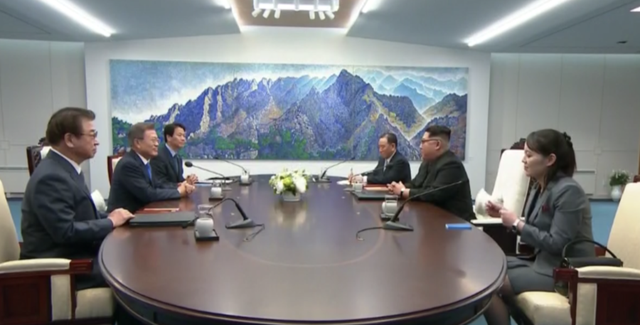 Ông Kim Jong-un: "Tôi muốn viết nên chương mới trong quan hệ liên Triều" - 5
Bên trong phòng họp thượng đỉnh (Ảnh: Reuters)