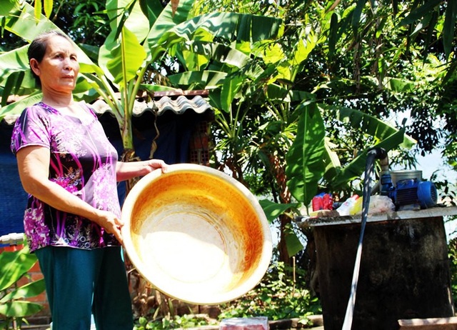 Dân “kể tội” nhà máy đường xả thải ra sông - 3 Bà Nhà cho rằng, Bisuco là tác nhân gây nên nước giếng bị ô nhiễm.