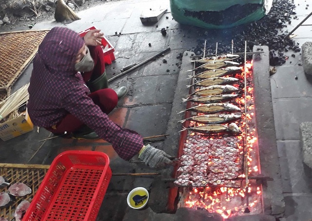 Bình minh ở bến cá lâu đời xứ Nghệ - 10 Các loại cá nướng hút khách như: Cá nục, cá thu.