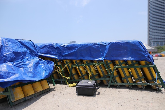 Cận cảnh trận địa pháo hoa đang chờ khai hội ở Đà Nẵng - 8 Các màn trình diễn được lập trình sẵn; và các thành viên chỉ cần ấn nút điều khiển để pháo hoa khai hội