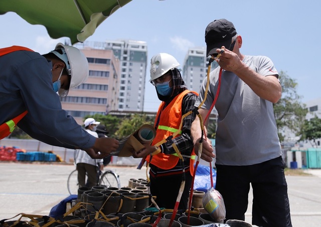 Cận cảnh trận địa pháo hoa đang chờ khai hội ở Đà Nẵng - 7 Thành viên các đội dự thi tự tay lắp từng quả pháo vào dàn với sự hỗ trợ của các tình nguyện viên
