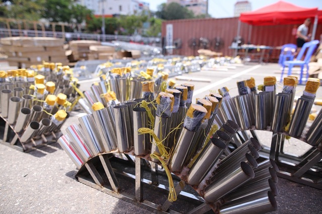 Cận cảnh trận địa pháo hoa đang chờ khai hội ở Đà Nẵng - 5 Các dàn pháo khác nhau chuẩn bị cho các loại hình, hiệu ứng pháo hoa đa dạng hình khối, màu sắc, tầm bắn