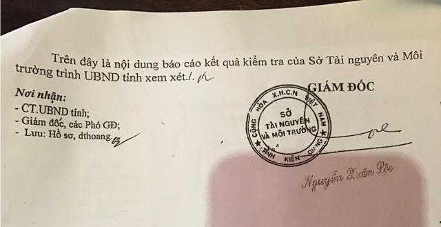 Người dân “phản pháo” công văn trả lời báo chí của lãnh đạo huyện Phú Quốc - 5
Sở TNMT tỉnh Kiên Giang đã thực hiện làm việc với các bên có liên quan trong việc tranh chấp đất và sau buổi làm việc các bên đã thống nhất ranh giới sử dụng đất. Từ đó Sở TNMT tỉnh Kiên Giang đã kiến nghị với Chủ tịch UBND tỉnh Kiên Giang: Giao cho ban tiếp công dân tỉnh có văn bản giao UBND huyện Phú Quốc kết hợp với chi nhánh văn phòng đăng ký đất đai huyện Phú Quốc và UBND xã Dương Tơ tổ chức mời các hộ giáp ranh để đo đạc thực tế, lập thủ tục xem xét cấp GCNQSDĐ cho ông Nguyễn Văn Năm theo quy định.