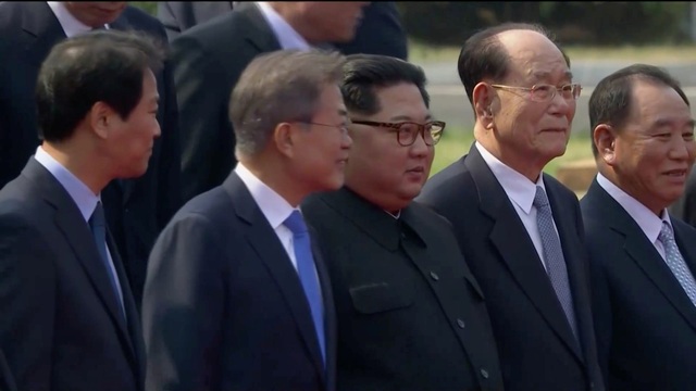 Ông Kim Jong-un bước chân qua ranh giới liên Triều - 16 Ông Kim Jong-un và ông Moon Jae-in đứng cạnh nhau trong lúc chụp ảnh lưu niệm.