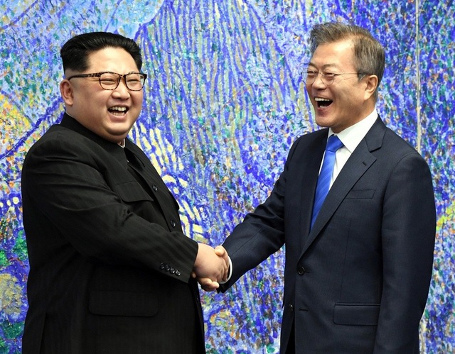 Khoảnh khắc hài hước của ông Kim Jong-un trong cuộc gặp thượng đỉnh ở Hàn Quốc - 1
Nhà lãnh đạo Triều Tiên Kim Jong-un hài hước để tạo không khí thân thiện trong cuộc gặp thượng đỉnh với Tổng thống Hàn Quốc Moon Jae-in. (Ảnh: Reuters)