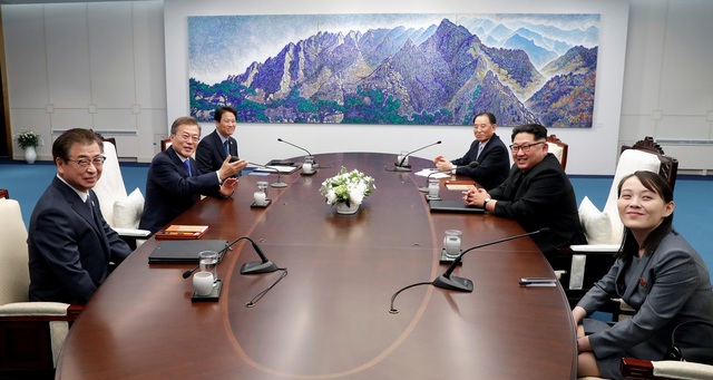 
Theo Wall Street Journal, Tổng thống Moon Jae-in sáng nay nói với ông Kim Jong-un rằng em gái ông, bà Kim Yo Jong, đã trở thành một ngôi sao tại Hàn Quốc. Phát ngôn viên của Tổng thống Hàn Quốc cho hay, khi nghe điều này, bà Kim đã đỏ mặt. (Ảnh: Reuters)
