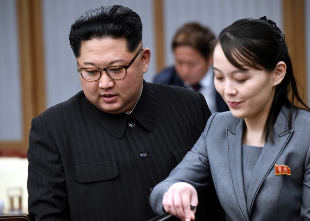 Em gái ông Kim Jong-un đỏ mặt vì được gọi là "ngôi sao" - 9
Bà Kim Yo-jong thường được nhìn thấy tháp tùng ông Kim Jong-un trong các cuộc gặp cấp cao. (Ảnh: Reuters)
