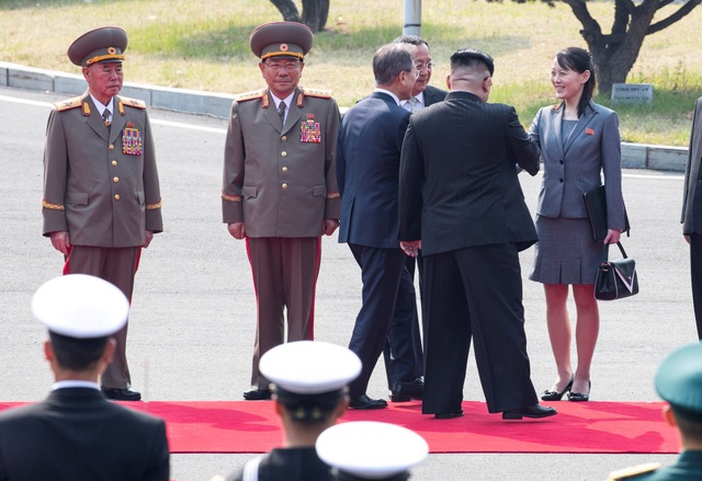 
Nhà lãnh đạo Triều Tiên Kim Jong-un giới thiệu em gái với Tổng thống Hàn Quốc. Bà Kim Yo-jong hiện là Phó Chủ tịch Ủy ban Tuyên truyền đảng Lao động Triều Tiên. (Ảnh: Reuters)
