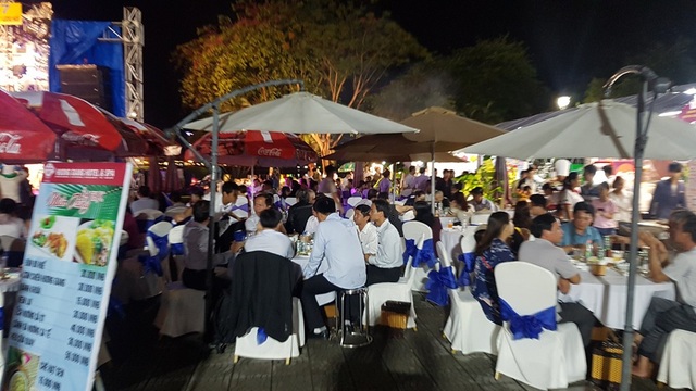 Liên hoan ẩm thực quốc tế Huế hút hàng ngàn du khách vào thưởng thức - 1 Hàng ngàn người dân, du khách đến thưởng thức các món ăn ngon