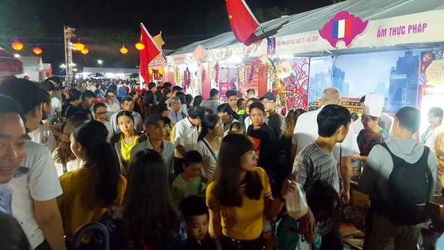 Liên hoan ẩm thực quốc tế Huế hút hàng ngàn du khách vào thưởng thức - 2 Người người chen chân đi ăn uống