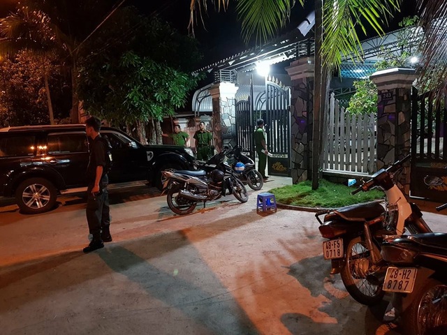 Khám xét khẩn cấp nhà riêng chủ gỗ Phượng “râu” - 1 Lực lượng chức năng tiến hành khám xét nhà trùm gỗ Phượng râu