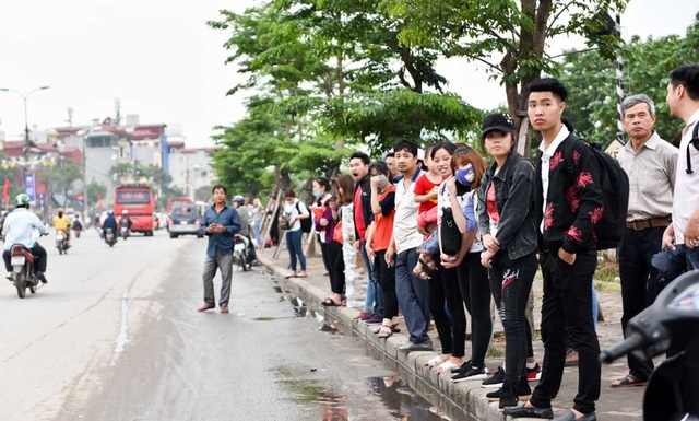 Bến xe chật kín người rời Hà Nội về quê nghỉ lễ - 8
Vẫn có những người dân ra ngoài đường Giải Phóng đón xe, thay vì vào bến như quy định.