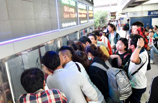 Bến xe chật kín người rời Hà Nội về quê nghỉ lễ - 12
Cảnh chen chúc mua vé ở bến xe Nước Ngầm.