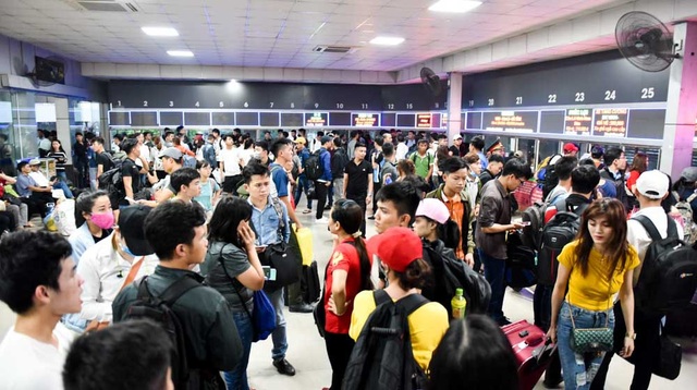 Bến xe chật kín người rời Hà Nội về quê nghỉ lễ - 11
Nhà chờ của bến xe luôn đông nghịt người.